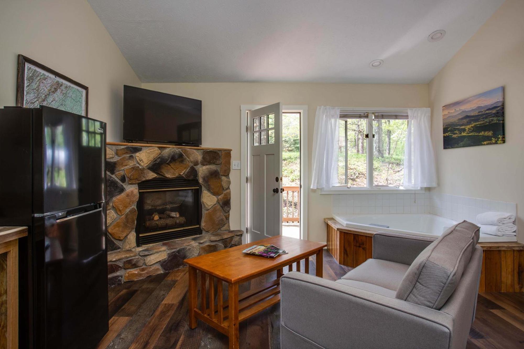 Love Ridge Mountain Lodging Lyndhurst 外观 照片